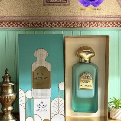 Frasco de perfume azul esverdeado com tampa dourada em caixa luxuosa azul e branca