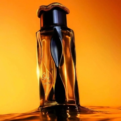 Frasco de perfume âmbar com tampa preta e dourada e texto INTENSE com fundo laranja