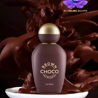Frasco de perfume Brown Choco em base branca com chocolate em movimento ao fundo