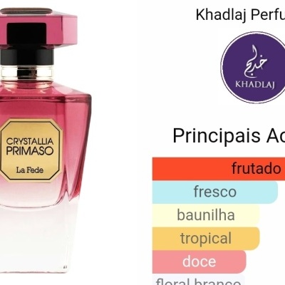 Frasco de perfume rosa com tampa rosa escuro e rótulo dourado, texto Khadlaj Perfumes e lista de principais acordes
