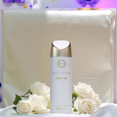 Frasco branco com tampa dourada Avon Club Ete Nuit Imperialle com flores brancas e tecido branco.