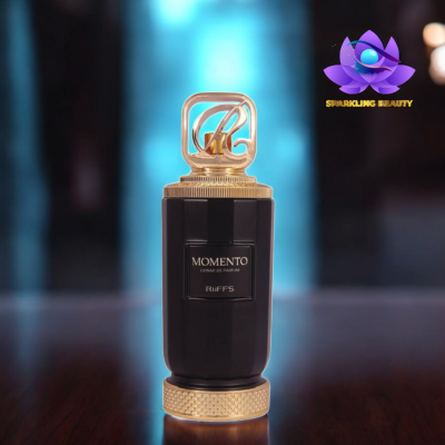 Frasco de perfume preto com detalhes dourados e texto MOMENTO EXTRAIT DE PARFUM RiiFFS