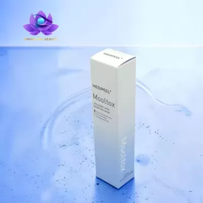 Embalagem de máscara facial Mooltox em fundo azul com logótipo Sparkling Beauty
