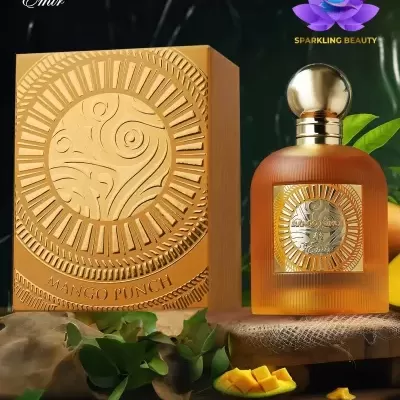 Perfume Mango Punch com embalagem dourada e frasco âmbar rodeado por folhas e manga