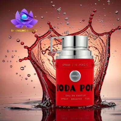 Frasco vermelho e prateado de perfume com texto e respingos de líquido vermelho ao fundo