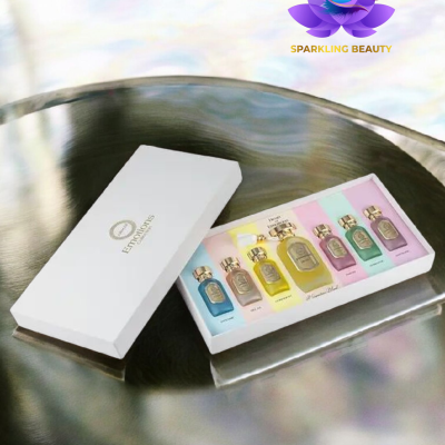 Conjunto de perfumes pequenos em caixa branca com rótulos coloridos