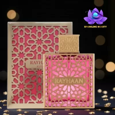 Frasco de perfume rosa com detalhes dourados e caixa decorativa