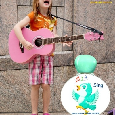 Menina a tocar guitarra rosa e frasco de perfume Sing com pássaro azul