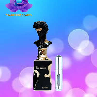 Frasco de perfume preto com busto clássico na tampa e texto HIS CONFESSION Lattafa, pequeno frasco prateado ao lado, fundo azul com luzes desfocadas