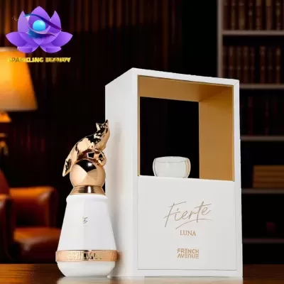 Frasco de perfume branco com tampa dourada em forma de raposa e caixa ao lado
