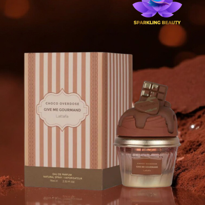 Perfume com embalagem castanha e creme com design de chocolate no frasco.
