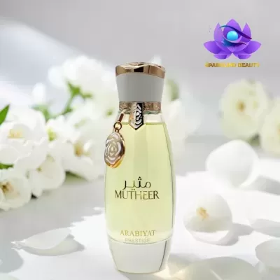 Frasco de perfume MUTHER ARABIYAT PRESTIGE com flores brancas ao fundo