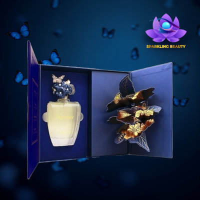 Frasco de perfume com decoração floral em caixa azul aberta com ilustrações de borboletas e flores