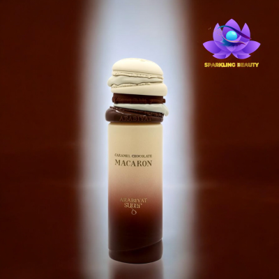 Embalagem cilíndrica castanha com macarons e texto Caramel Chocolate Macaron Arabiat Sugar