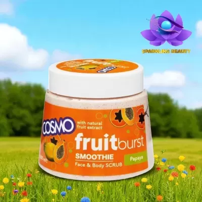 Frasco de esfoliante para rosto e corpo COSMO fruitburst sabor papaia sobre relva florida