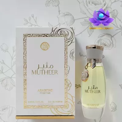 Frasco de perfume Arabiyat Prestige Mutheer com líquido amarelo e caixa branca decorada com detalhes dourados