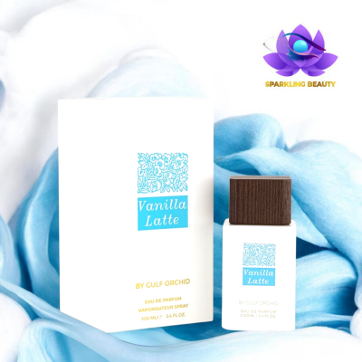 Frasco e caixa de perfume Vanilla Latte by Gulf Orchid com tampa quadrada castanha e fundo branco sobre tecido azul