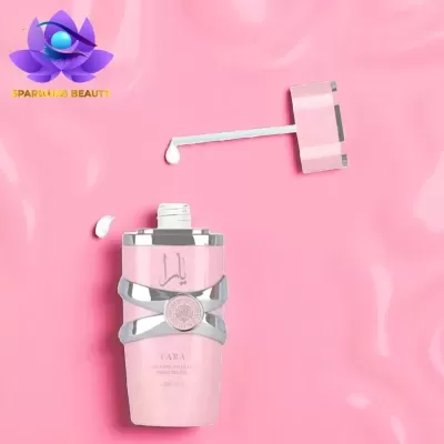 Frasco de verniz para unhas cor-de-rosa com tampa aberta e selo prateado