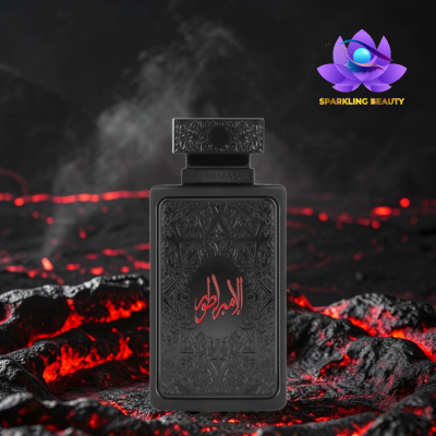 Frasco de perfume preto com texto em árabe sobre lava incandescente