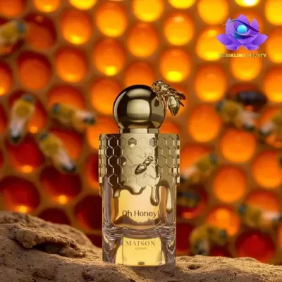 Frasco de perfume dourado com abelha em fundo laranja hexagonal