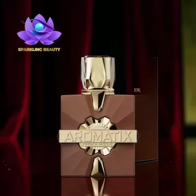 Frasco de perfume AROMATIX castanho com detalhes dourados e embalagem ao fundo