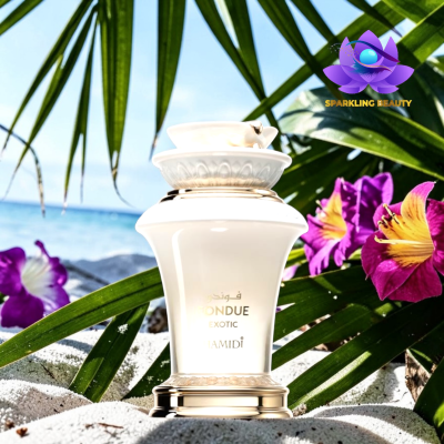 Frasco de perfume branco e dourado FONDUE EXOTIC HAMIDI sobre areia com folhas verdes e flores roxas