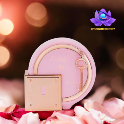 Produto de beleza rosa com chave dourada e placa de fechadura, sobre pétalas de flores.