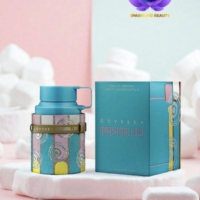 Frasco de perfume Odyssey Marshmallow com embalagem azul e padrão colorido em fundo rosa