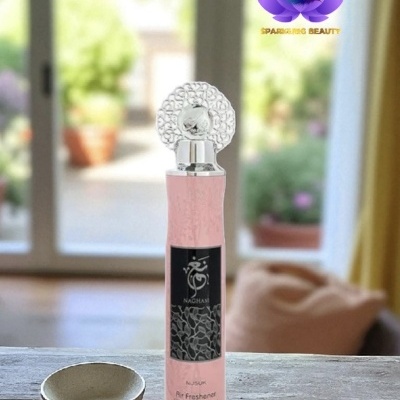 frasco rosa com tampa e etiqueta preta sobre mesa de madeira