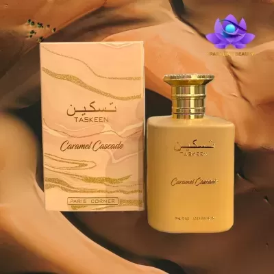 Frasco e caixa de perfume TASKEEN Caramel Cascade em tons bege e dourado sobre tecido
