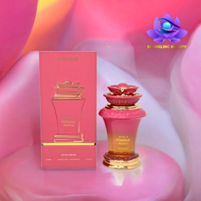 Frasco de perfume rosa e dourado ao lado de caixa rosa em fundo cor-de-rosa