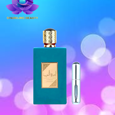 Frasco de perfume azul com tampa dourada e recipiente prateado ao lado sobre fundo azul e roxo