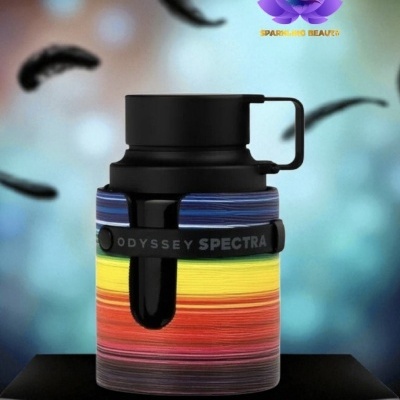 Garrafão com revestimento colorido e texto Odyssey Spectra sobre fundo azul desfocado