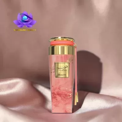 Frasco de perfume rosado com tampa dourada em fundo cor-de-rosa