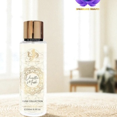 Frasco de perfume Vanilla Musk sobre mesa texturizada com fundo interior