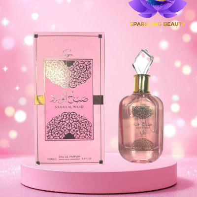 Frasco e caixa do perfume Sabah Al Ward em pedestal rosa com fundo brilhante