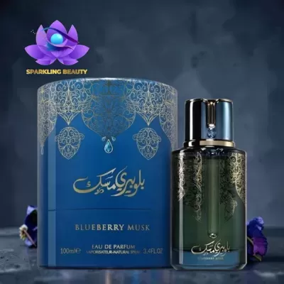 Frasco de perfume Blueberry Musk com embalagem azul e detalhes dourados.
