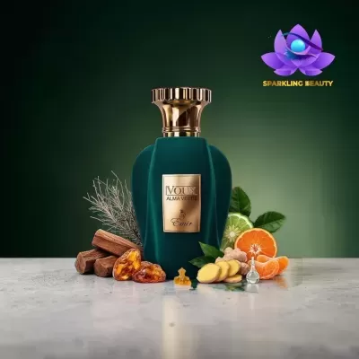 Frasco de perfume verde com rótulo dourado e ingredientes naturais ao redor.
