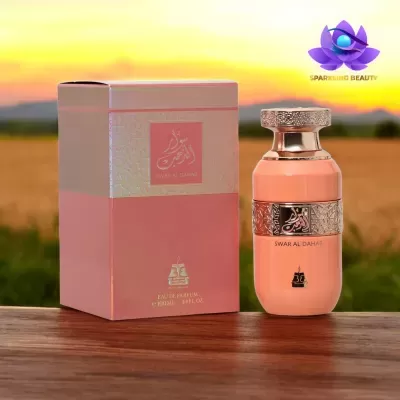Frasco de perfume e embalagem rosa com texto e detalhes decorativos
