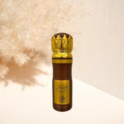 Frasco de perfume spray castanho com tampa dourada e etiqueta com texto em árabe e inglês