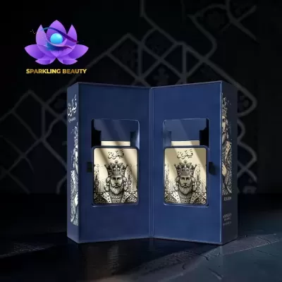 Frasco de perfume azul escuro com desenho de rei e texto em árabe em embalagem elegante aberta