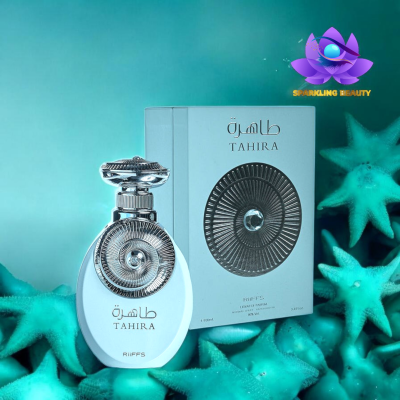Frasco de perfume branco com tampa prateada e caixa ao lado com fundo azul turquesa e estrelas do mar verdes