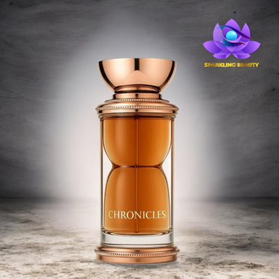Frasco de perfume âmbar com tampa dourada e texto CHRONICLES