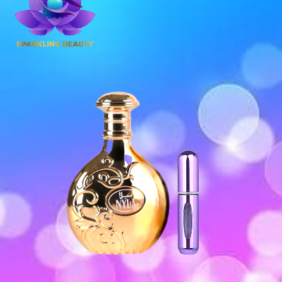 Frascos de perfume dourado e prateado em fundo azul rosa e roxo com logo Sparkling Beauty