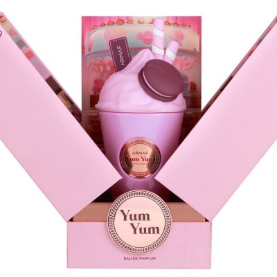 Frasco de perfume rosa em caixa rosa aberta com rótulo Yum Yum