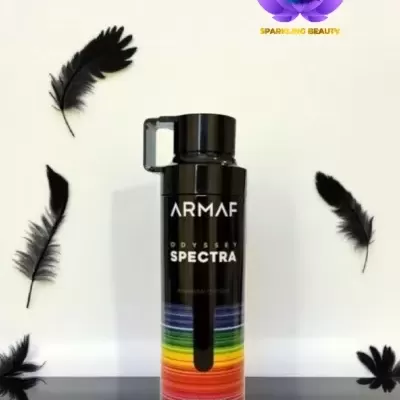 Frasco preto ARMAF Odyssey Spectra com padrão colorido e penas pretas ao redor