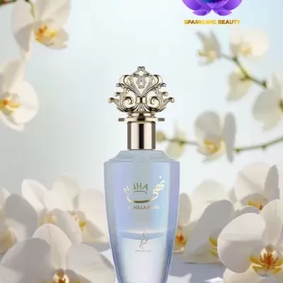 Frasco de perfume perolado NUHA Vanilla Pearl com tampa dourada ornamentada, flores brancas e logotipo Sparkling Beauty