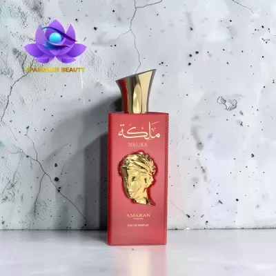 Frasco de perfume vermelho com detalhes dourados e texto MALIKA AMARAN PARFUMS