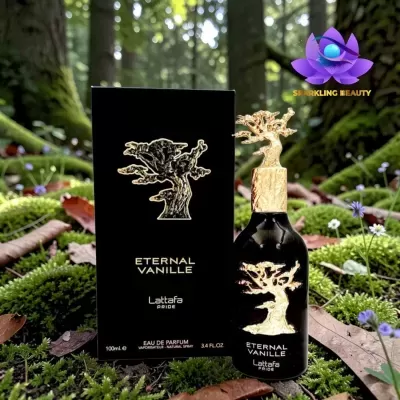 Perfume Eternal Vanille com frasco e caixa pretos e detalhes dourados numa floresta verde