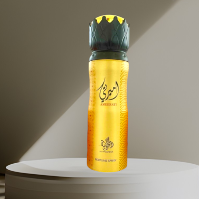 Frasco de spray de perfume amarelo com tampa verde escura numa superfície branca redonda